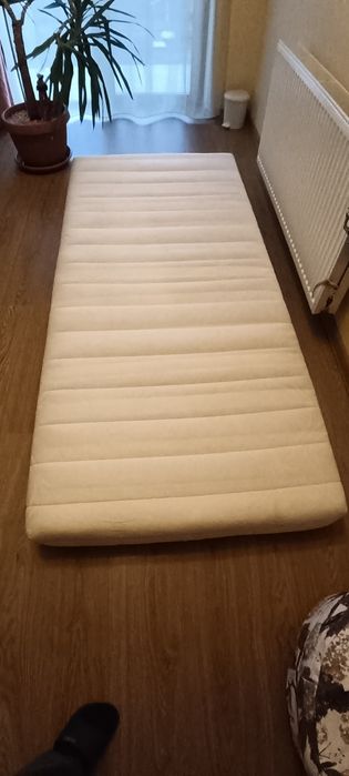 Pat o persoana lemn, cu saltea