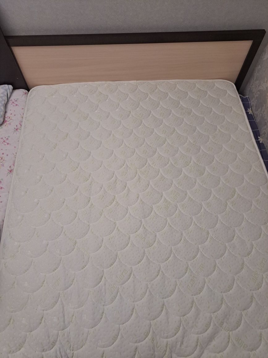 Кровать с матрацем