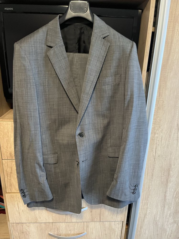 Se vinde costum barbatesc