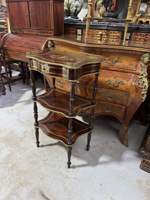 Etajera nepoleon III, cu intarsii si ornamente din alama