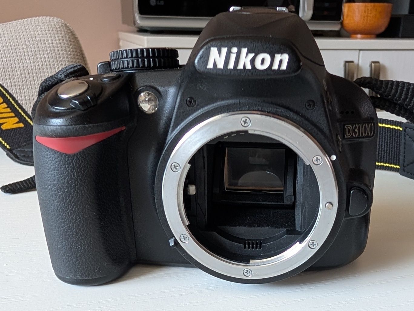Kit Nikon D3100 + obiectiv Nikkor 18-55mm + geantă Manfrotto