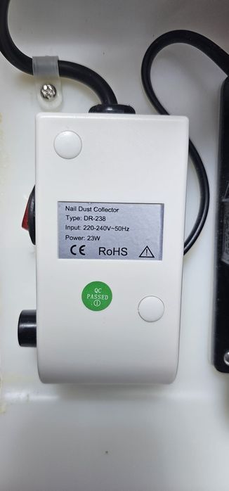 Aspirator praf unghii