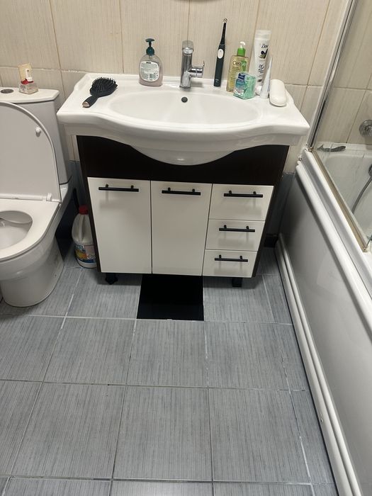 Mobilier baie in stare buna