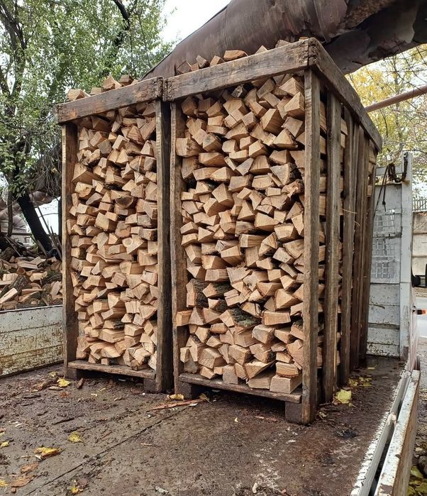 Vând lemne de foc la palet la un preț bun