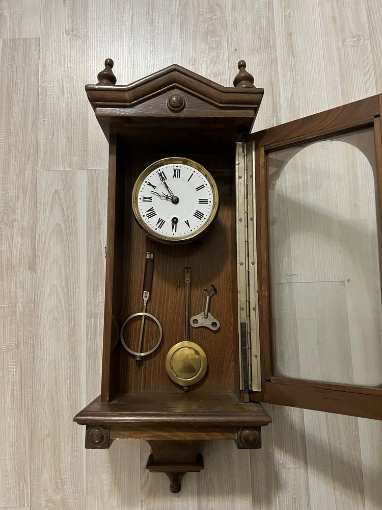 Vând ceas de perete mecanic cu pendul