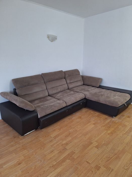 Vând canapea pentru living sau sufragerie.