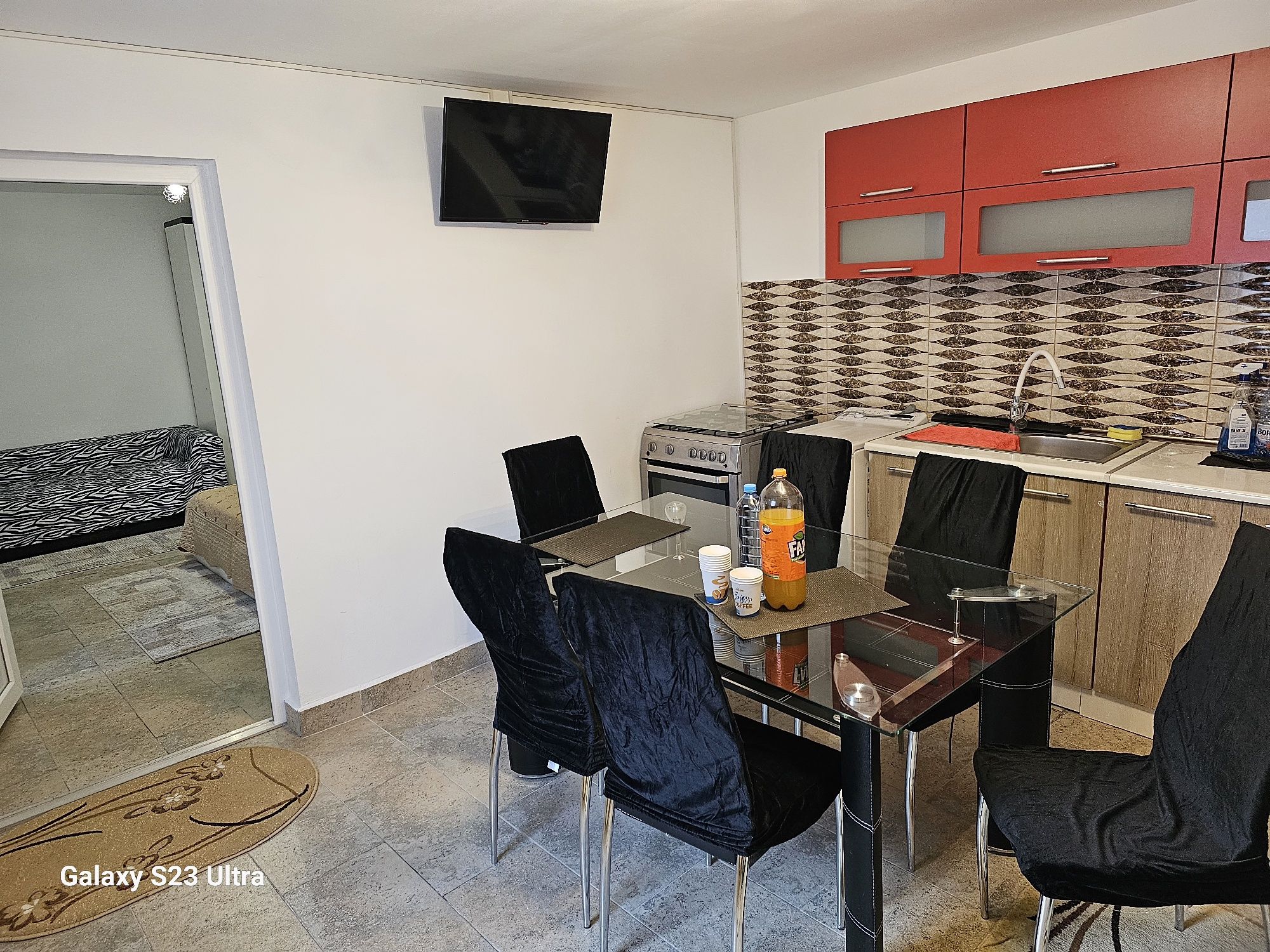 Închiriez apartament la curte