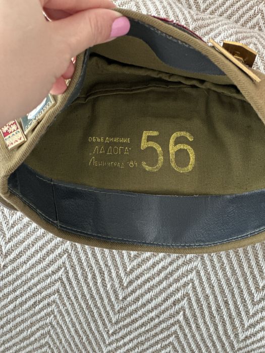 Caciula militara sovietica de colectie cu 18 insigne
