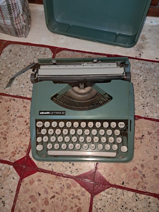 Vand masina de scris Olivetti