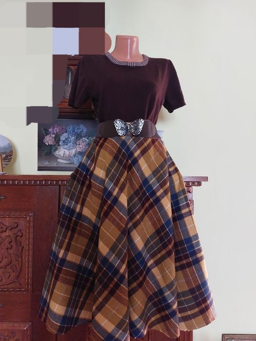 Fusta noua model clos foarte frumoasa, din stofa de lana,  plus  cadou