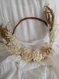 Decoratiune boho tip cerc din nuiele cu flori din lemn de tapioca