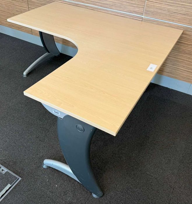 10 buc Birou de colt cu picioare metalice si blat 160x160/120 cm; Masa