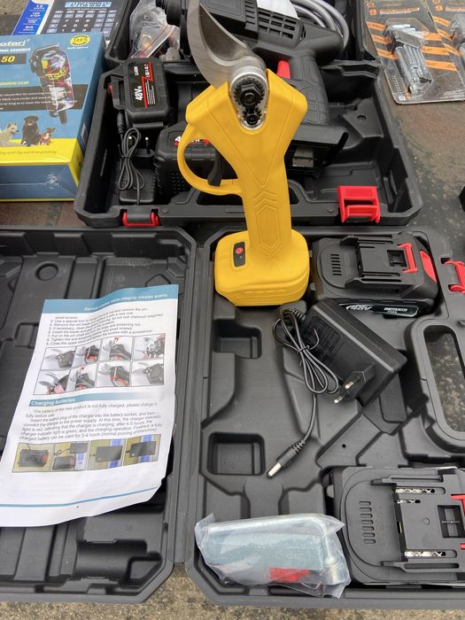 Foarfeca electrica cu 2 acumulatori si accesori , noi sigilte la cutie