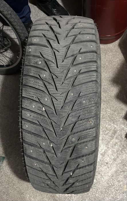 Продам шины зимние с шипами