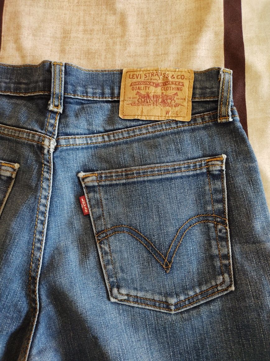 Blugi Levi's albastru inchis