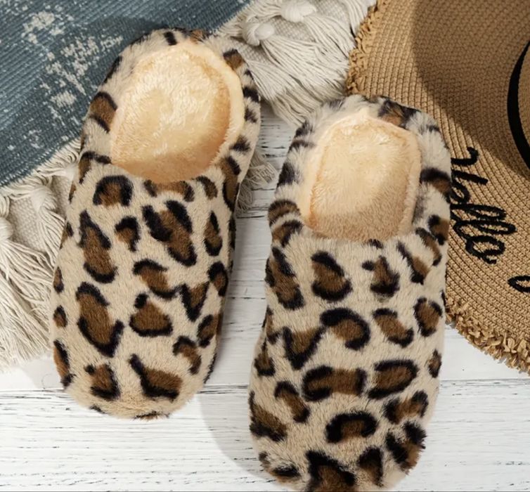 Распродажа женских  плюшевых тапочек. Отличное дополнение к подарку.