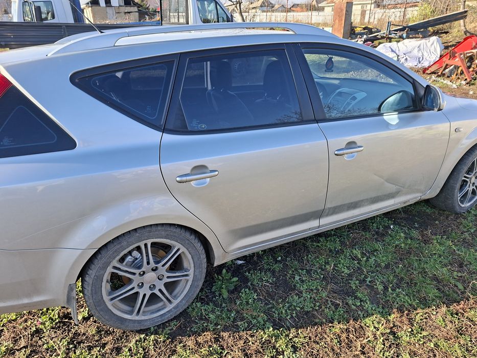 Vând Kia Ceed ..