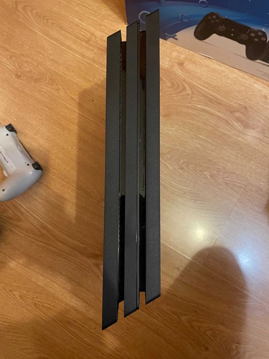 PlayStation 4 PRO 1TB, два джойстика, оригинална опаковка