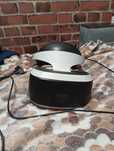 На фото у вас Sony PlayStation VR (PS VR) — это первая версия шлема ви