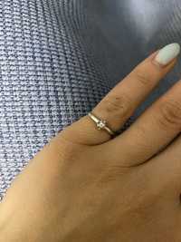 Золотое кольцо с бриллиантом белое золото