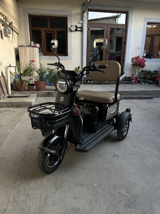 Elektro skuter 3oyoqli 60-70km yuradi bitta zaryadda tezligi 25