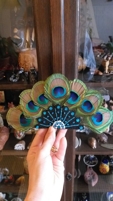 Strut de pus la palarie, handmade din pene de paun