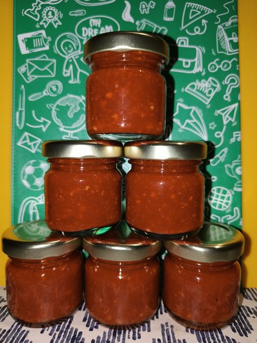 Dulceață de ardei iute, făcută în casă, din grădina proprie.