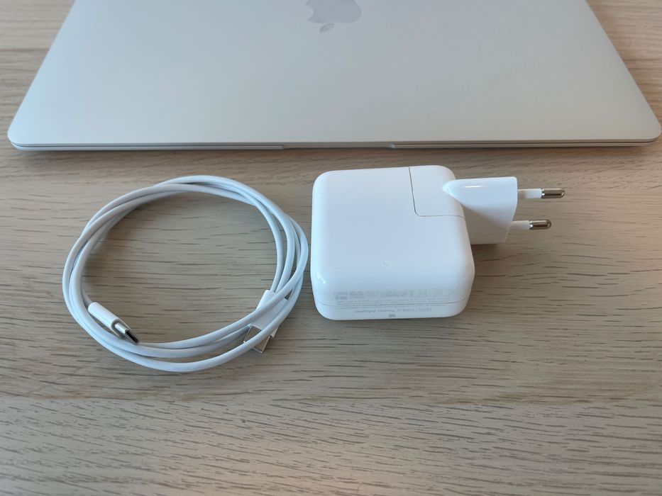 Vând MacBook Air 13 M1 8/256 cu tastatură chirilică (Eng/Rus)