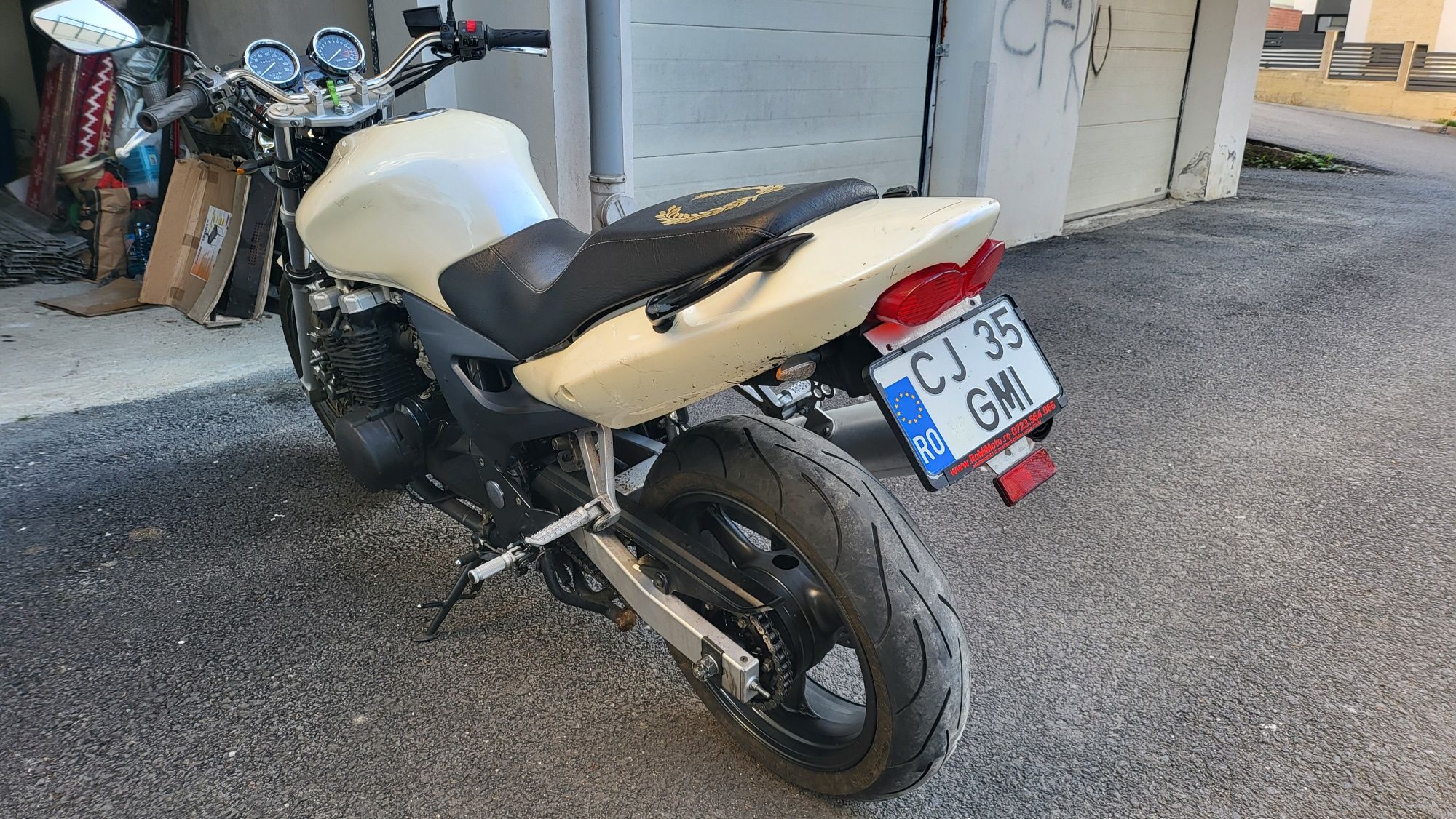 Kawasaki ZR750F vand
