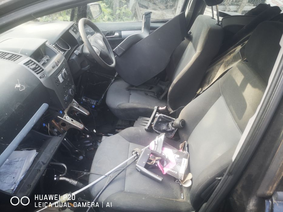 Опел зафира на части