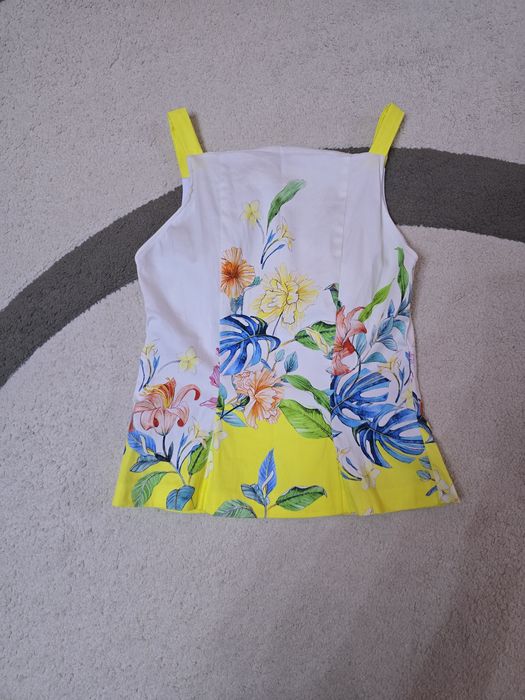 Продавам  памучен топ на цветя- размер S