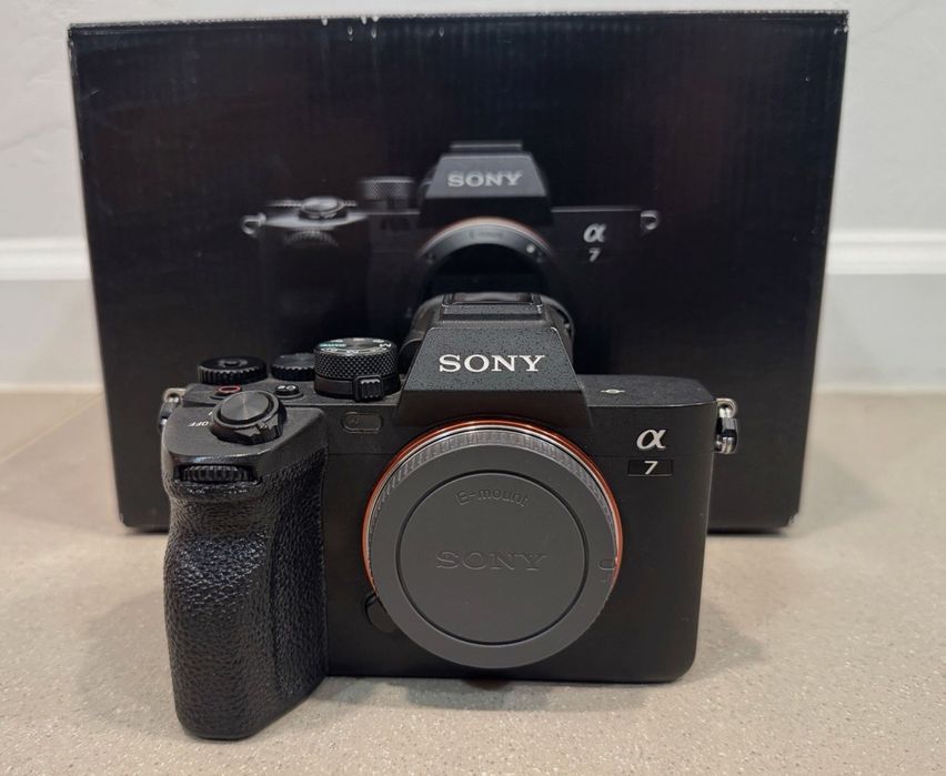 Продавам фулфрейм фотоапарат Sony A7IV в отлично състояние