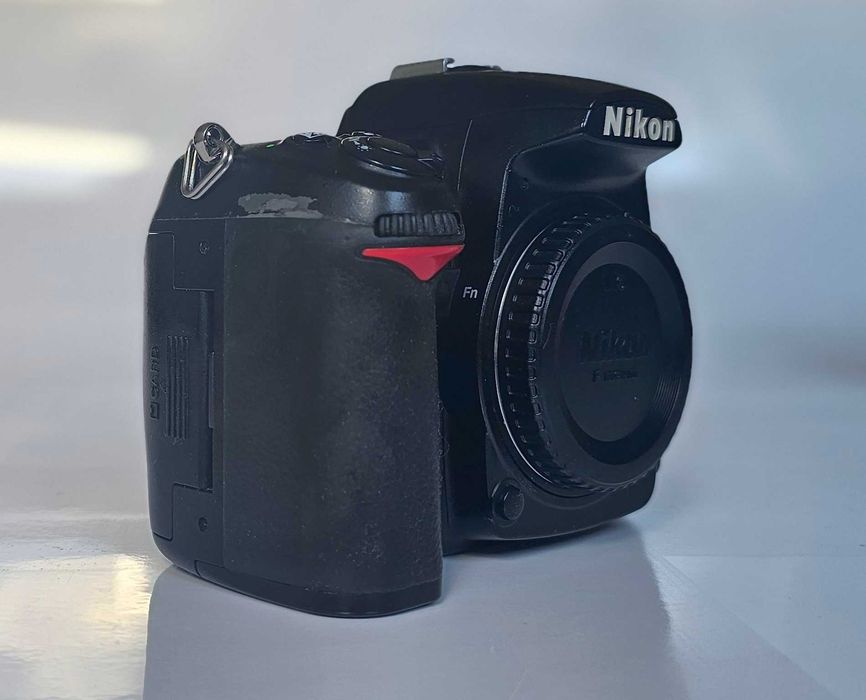 Cameră foto Nikon D7000 - Performanță DSLR la un Preț Accesibil!
