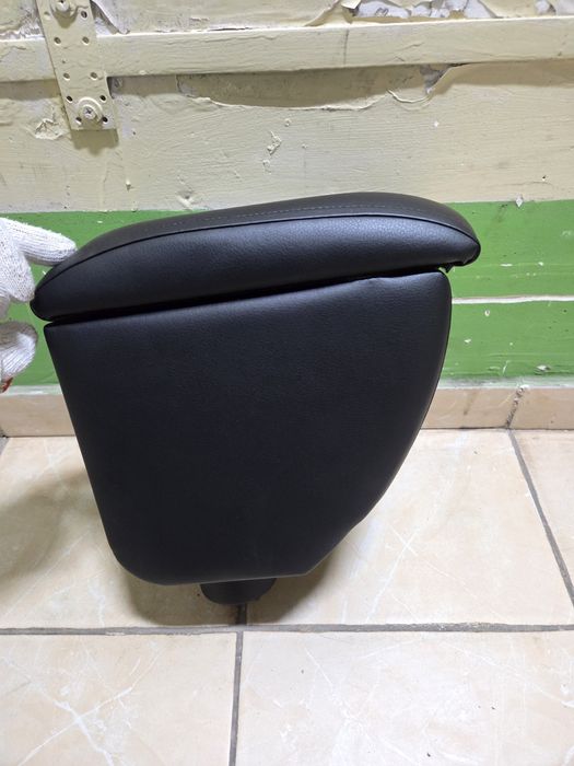 Подлокотник  от Киа Рио или Акцен.