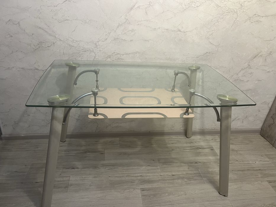 Продам стеклянный стол