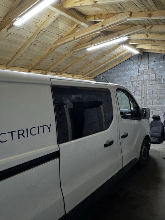 Затъмняване на автостъкла Претапициране на таван кори и колонки