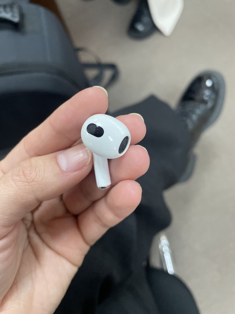 Левый наушник от airpods3