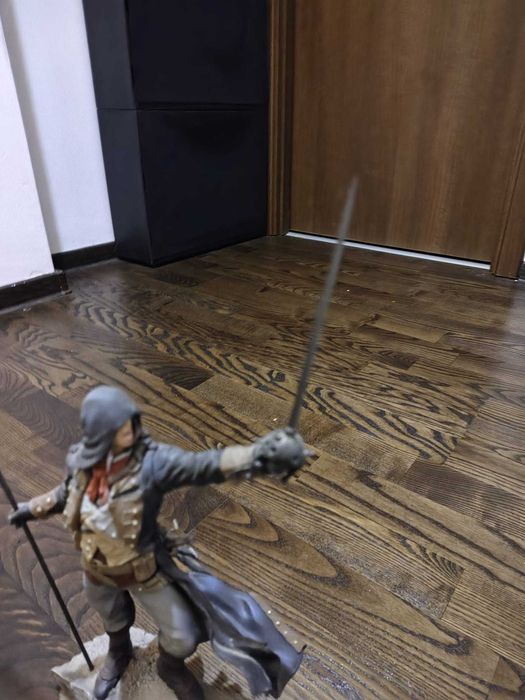 Vand figurina Assassin's Creed-Assassin Arno Dorian, cutie muzicala