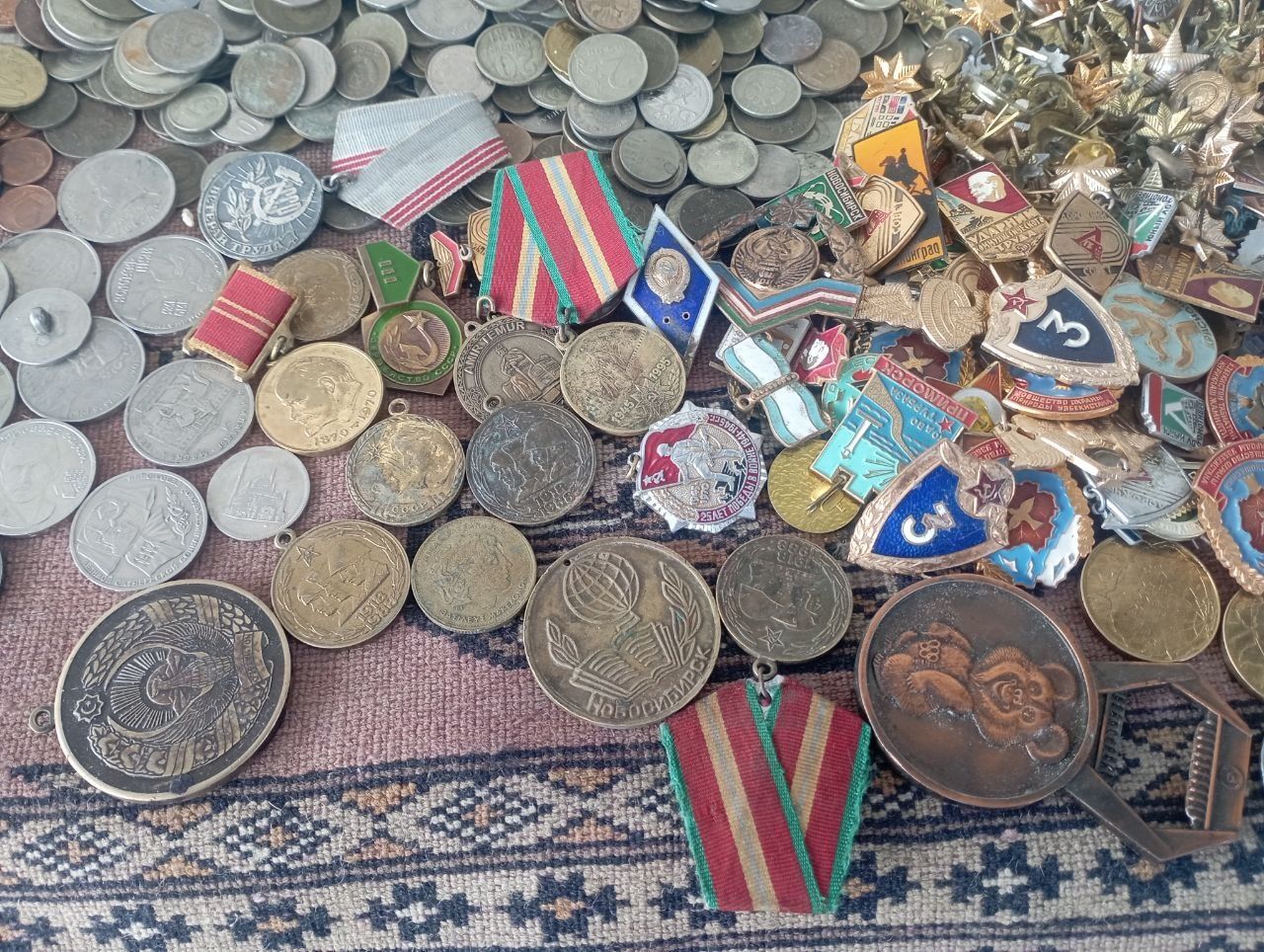 Tangalar va medallar zinachoklar soatlar va antikvar narsalar hammasi