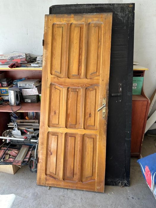 Продам деревянную дверь