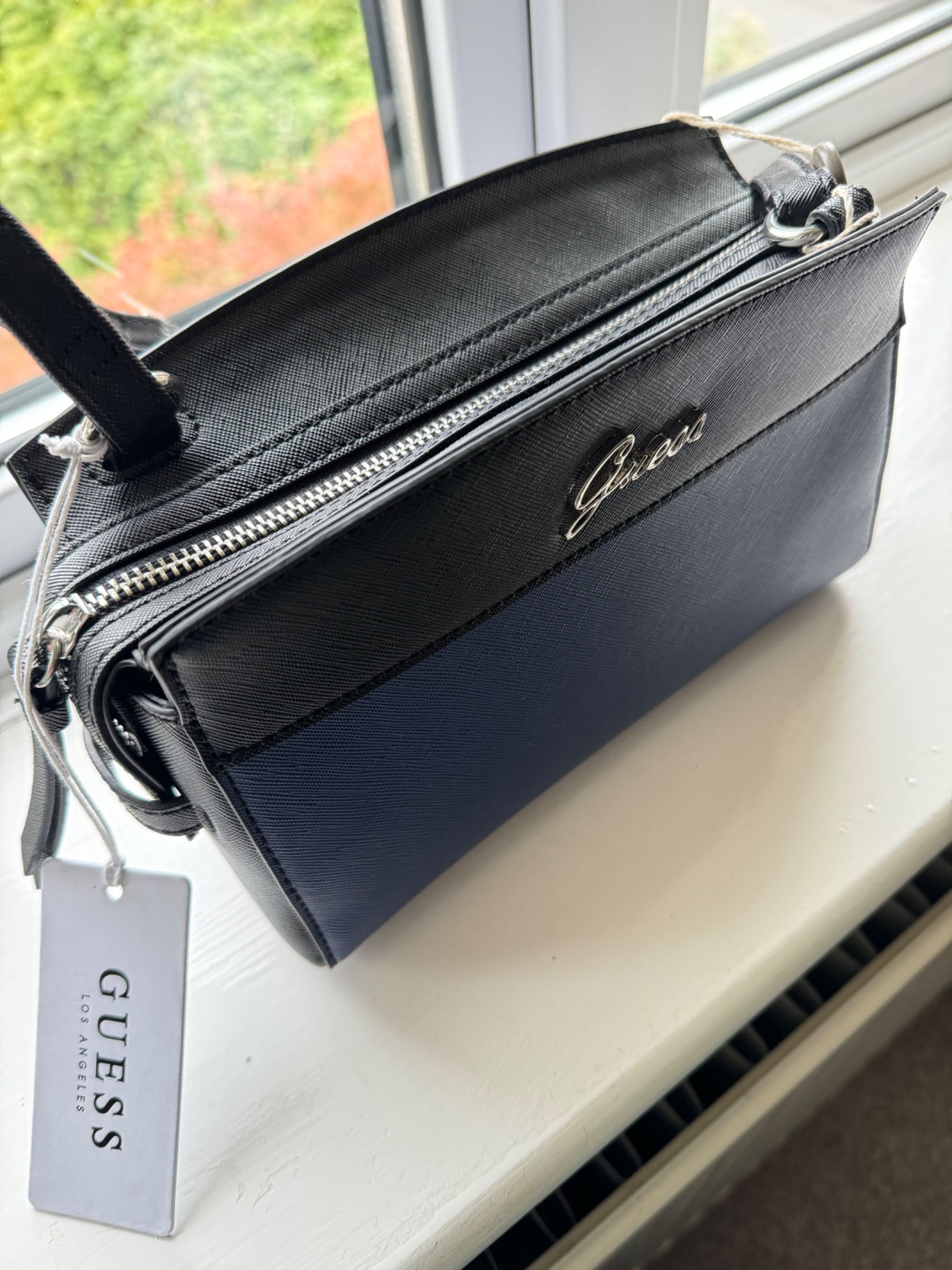 Оригинална дамска чанта GUESS – Crossbody модел