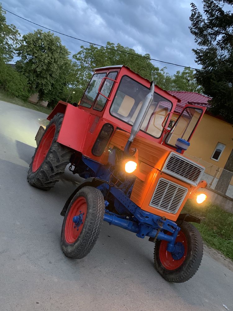 Tractor Universal 650 (UTB)