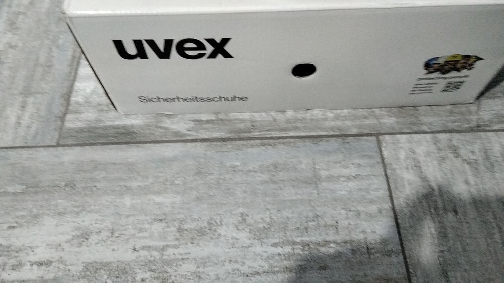 Safety shoes( Similar UVEX)
40