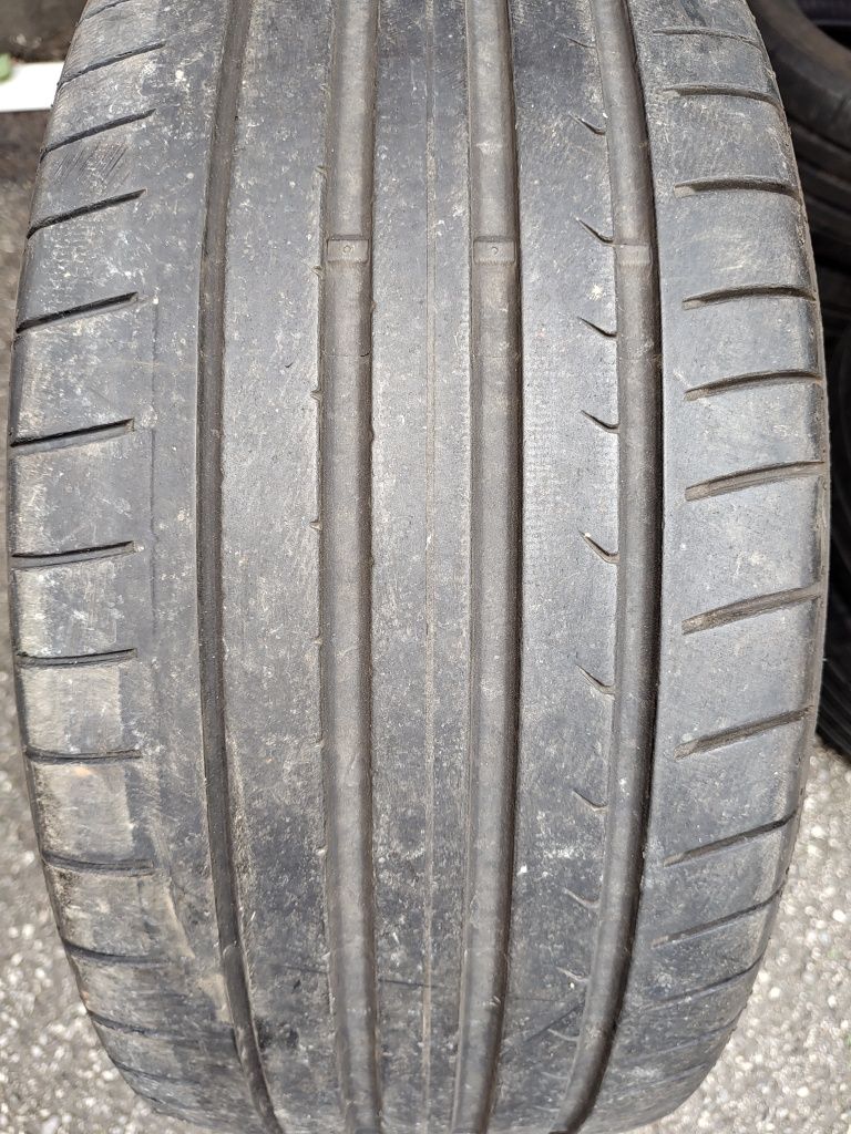 Продавам 2 летни гуми 245/35/20 Dunlop