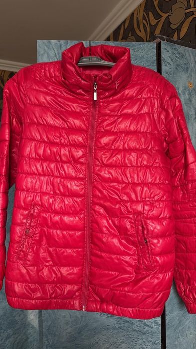 Демисезонная куртка стеганка красная