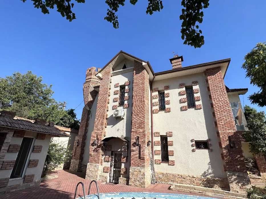 В Центре продается дом Дархан  Соток 10 Фасад 8м ор Парк Тельмана