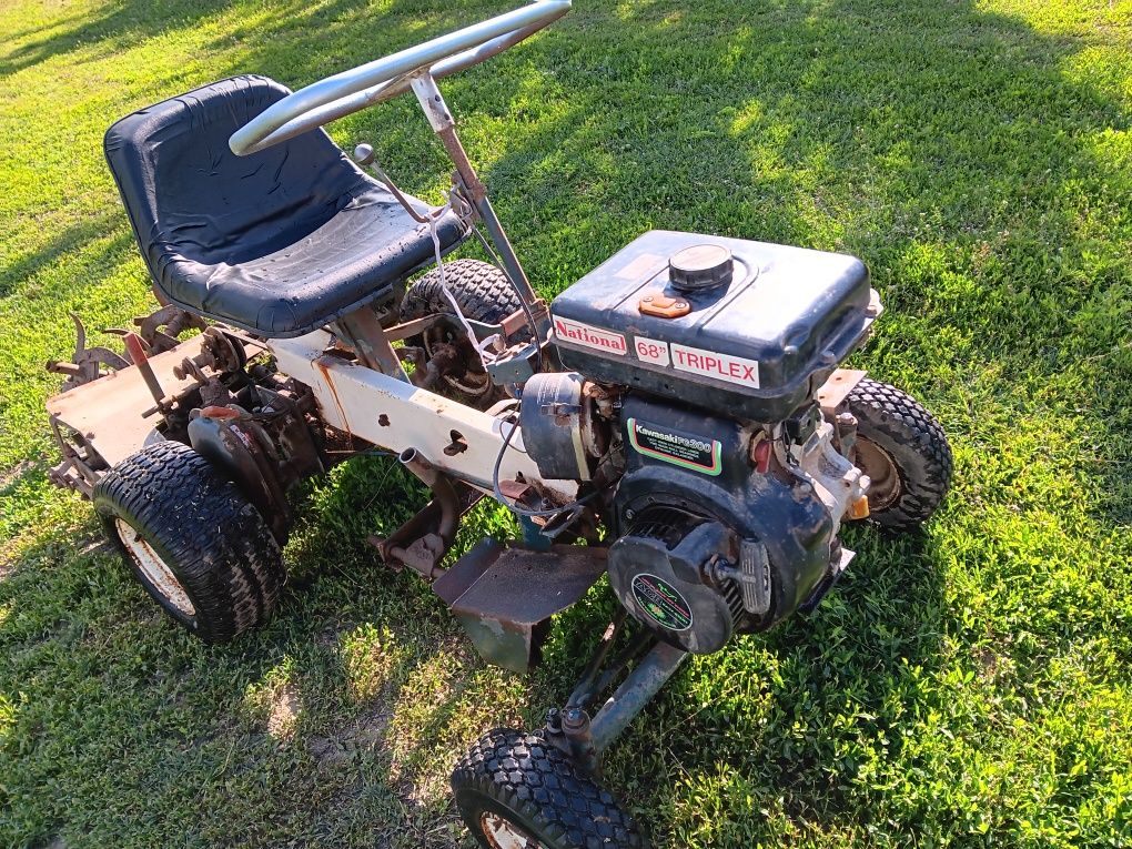 Tractoras de taiat iarbă.  . Freza . Motosapa.