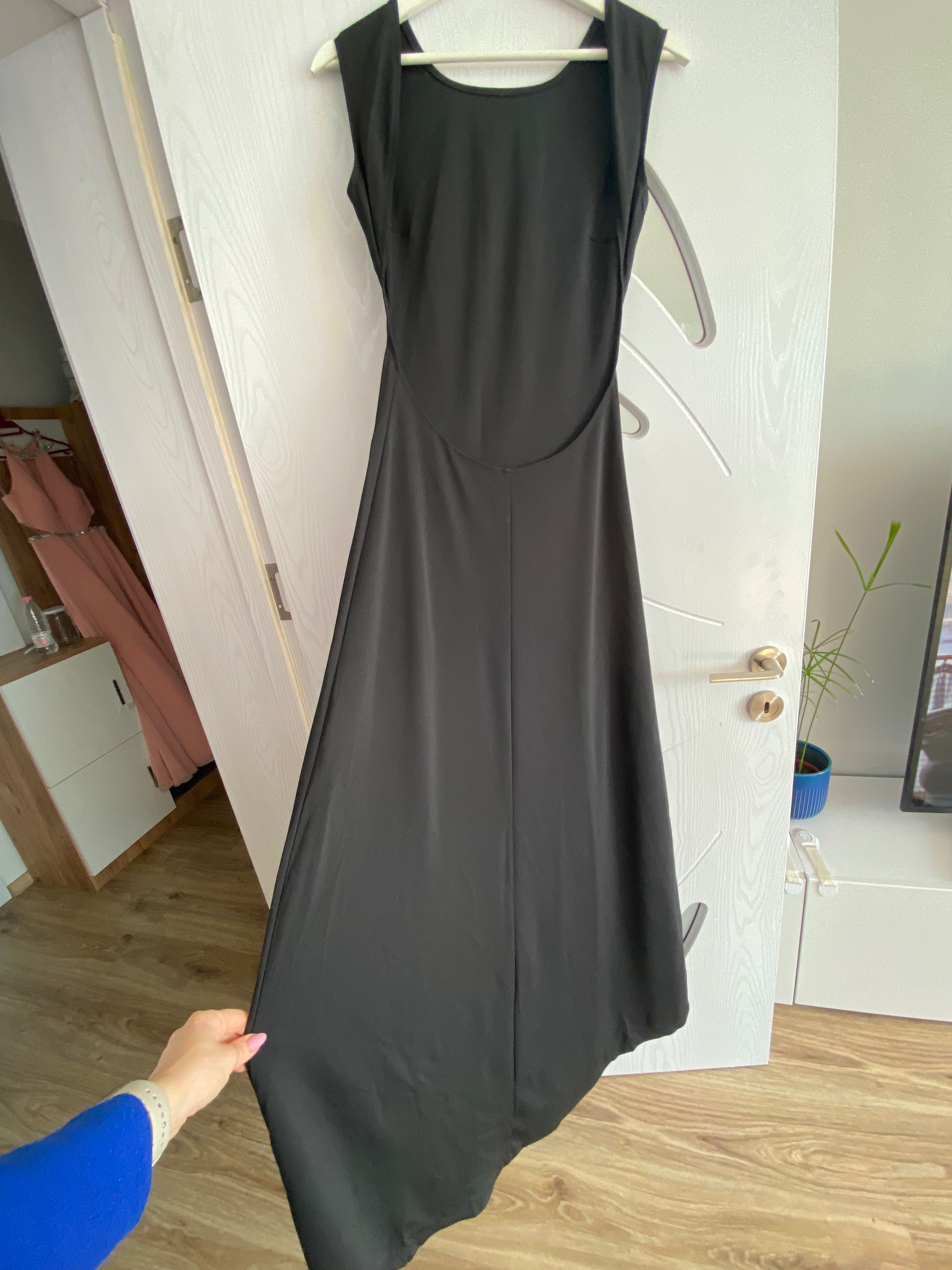 Черна официална рокля с гол гръб