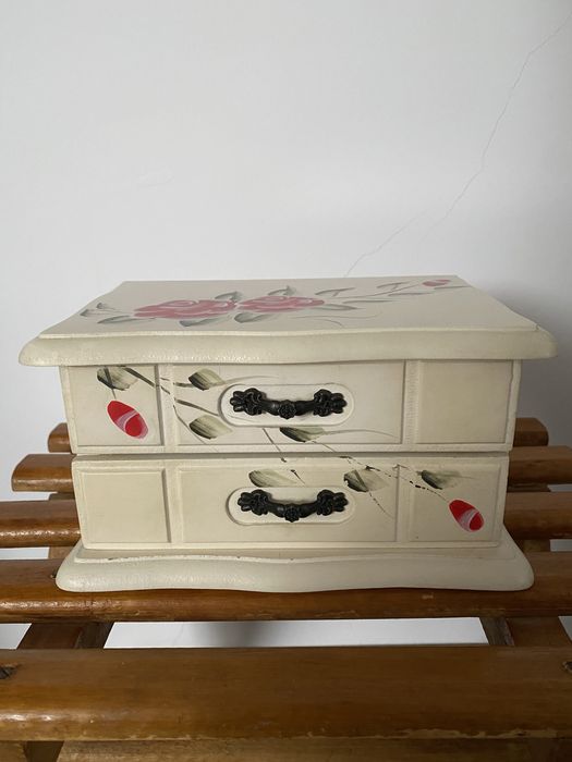 Casa de bijuterii vintage pictata