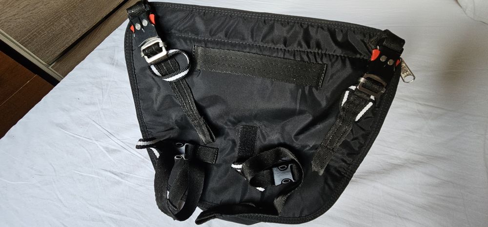 Front container parasuta de  rezerva parapanta